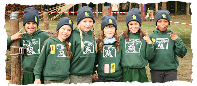 enkele kids poseren trots met hun bedrukte muts van de scouts